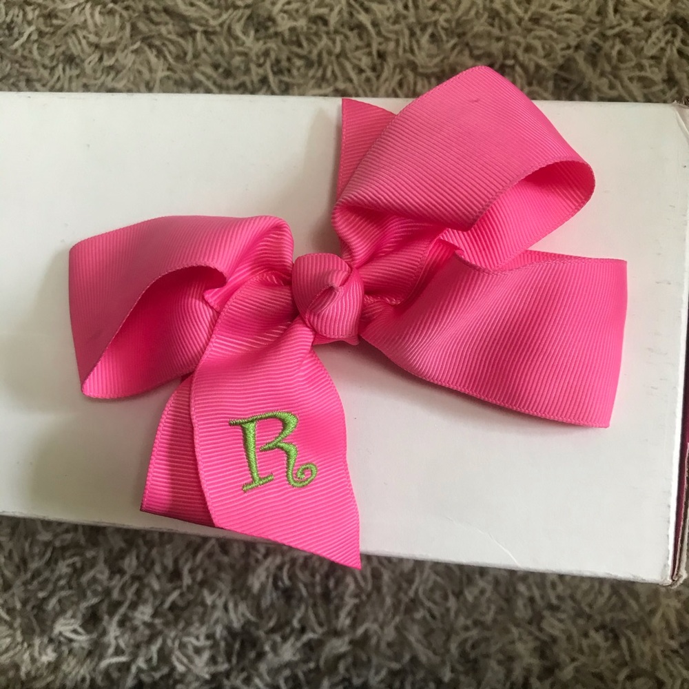 “R” embroidered bow